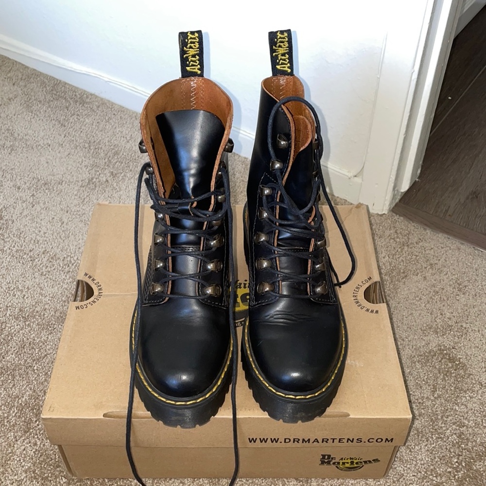 LIKE NEW Dr Martens Leona black boots. Size US 5